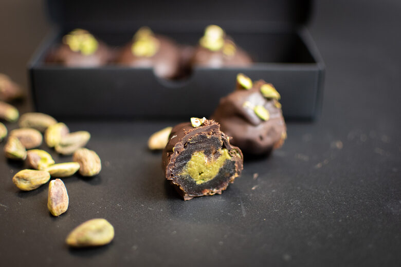 Dateles ar pistācijām tumšajā šokolādē