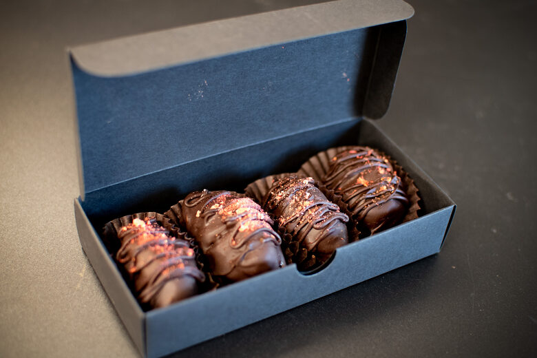 Dateles ar zemesriekstu tumšajā šokolādē