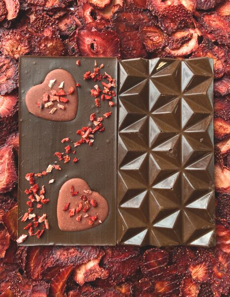 Специальная серия сливочного и клубничного шоколада к дню 8 марта